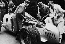 Laden Sie das Bild in den Galerie-Viewer, Auto Union in Action